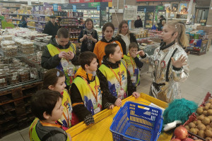 Дети с ментальными нарушениями учатся совершать покупки в гипермаркете 