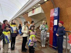 Дети с ментальными нарушениями вышли на реальные станции московского метрополитена, чтобы закрепить изученные алгоритмы поведения на практике.