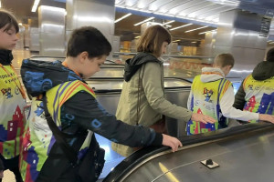 Дети с ментальными нарушениями вышли на реальные станции московского метрополитена, чтобы закрепить изученные алгоритмы поведения на практике.